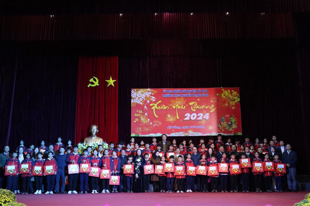 Ấp áp “Xuân yêu thương” năm 2024 tại Trường THCS Nguyễn Trọng Bình