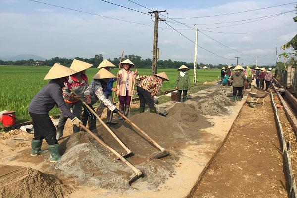 Xã Kỳ Tiến- huyện Kỳ Anh: Sôi nổi phong trào làm giao thông nông thôn, phát quang giải tỏa các tuyến đường.