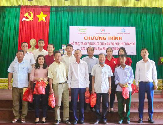 Trao 200 hộp sữa Ong Chúa và Nhung Hươu cho cán bộ Hội Chữ thập đỏ các cấp ở huyện Kỳ Anh