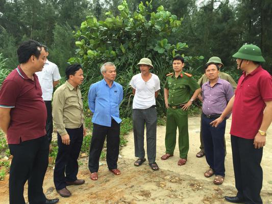 Đồng chí Trần Nam Hồng, Phó Bí thư Thường trực Tỉnh ủy: Kiểm tra công tác ứng phó bão số 10 tại huyện Kỳ  Anh.