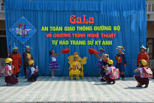 Trường Tiểu học Kỳ Phong: Tổ chức Ga la An toàn giao thông và chương trình “ Tự hào trang sử Kỳ Anh”.