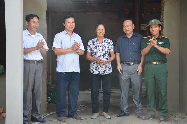 Ban Chỉ huy Quân sự huyện Kỳ Anh: Trao nhà tình nghĩa cho gia đình chính sách.