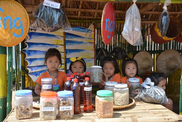 [Photo]: Chiêm ngưỡng làng nghề và chợ quê truyền thống trên sân trường mầm non