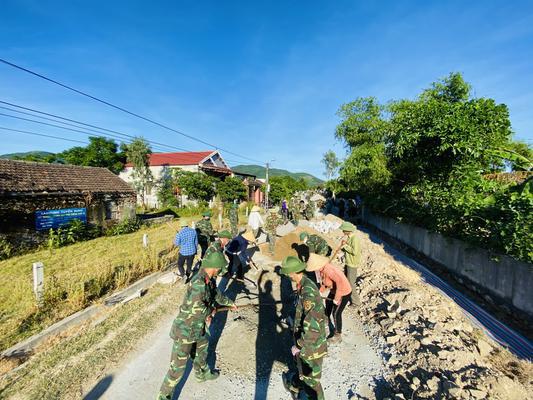 Ban Chỉ huy Quân sự huyện Kỳ Anh Giúp nhân dân Kỳ Văn xây dựng Nông thôn mới.