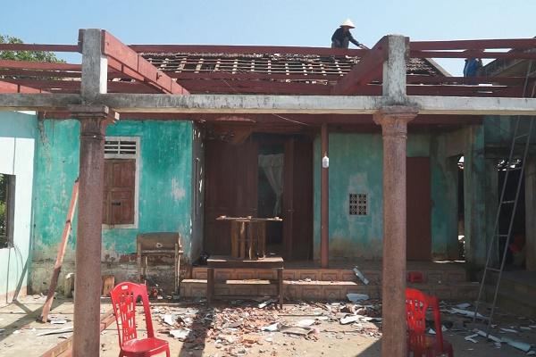 Lốc xoáy làm hư hỏng một số nhà dân ở xã Kỳ Trung