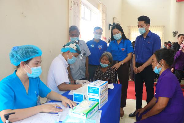 Bệnh biện Đa khoa Quốc tế TTH Khám, cấp phát thuốc, tặng quà cho người nghèo tại Kỳ Anh