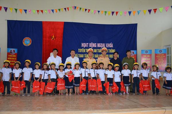 Trường Tiểu học Kỳ Khang 1: Tuyền truyền An toàn giao thông và trao tặng mũ bảo hiểm cho các em học sinh