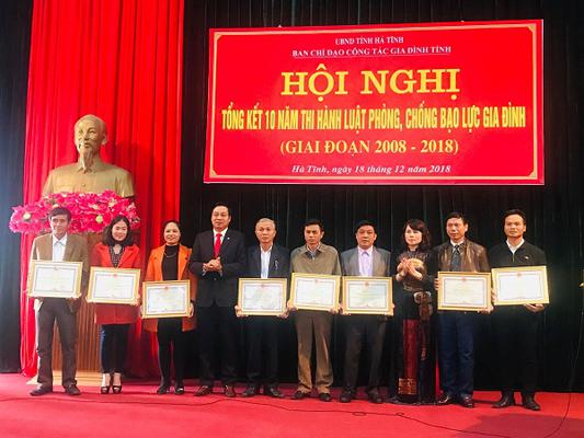 Huyện Kỳ Anh có 1 cá nhân và 1 tập thể được khen thưởng tại Hội nghị tổng kết 10 năm Luật phòng, chống bạo lực gia đình