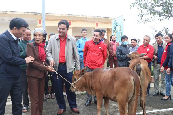 Trao bò giống sinh sản cho bà con khó khăn xã Kỳ Tây