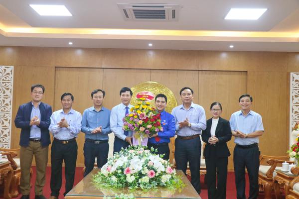Lãnh đạo huyện tặng hoa chúc mừng Huyện đoàn Kỳ Anh nhân Kỷ niệm 90 năm ngày thành lập Đoàn TNCS Hồ Chí Minh