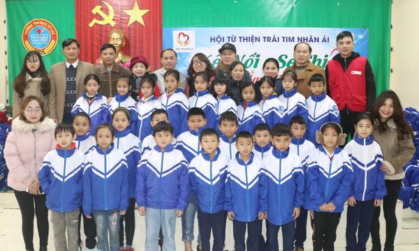 Tặng 617 áo ấm mùa đông cho trẻ em nghèo vùng thượng Kỳ Anh