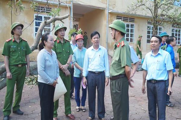 Đồng chí Lê Văn Sao, UVBTV Tỉnh ủy, Giám đốc Công an tỉnh: Động viên các gia đình bị thiệt hại và chỉ đạo công tác khắc phục hậu quả cơn bão số 10 ở huyện Kỳ Anh.