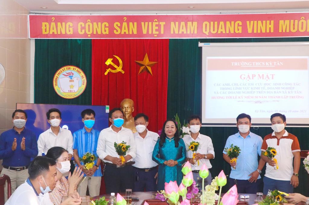 Trường THCS Kỳ Tân gặp mặt cựu học sinh nhân ngày Doanh nhân Việt Nam