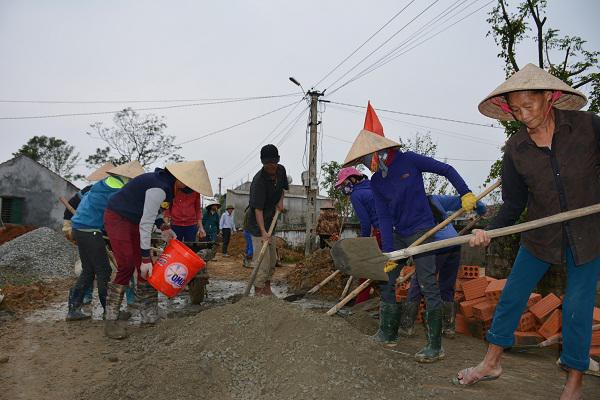 Thôn Đồng Phú, xã Kỳ Đồng: Sôi nổi làm giao thông nông thôn.