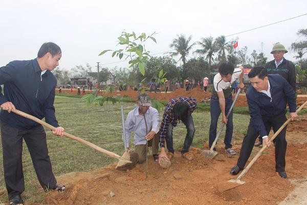 Xã Kỳ Tiến: Ra quân trồng cây và làm giao thông nông thôn đầu xuân Mậu Tuất.