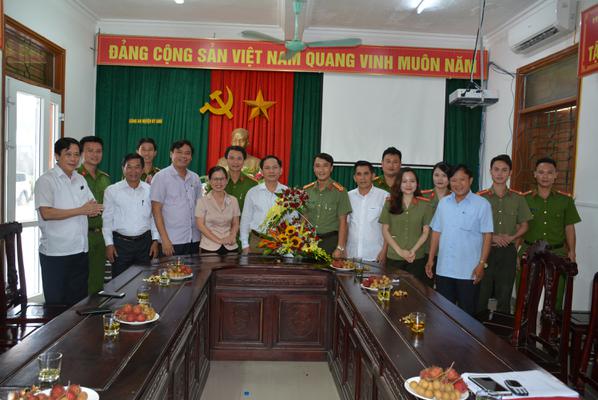 Lãnh đạo huyện Kỳ Anh chúc mừng lực lượng Công an huyện nhân ngày truyền thống