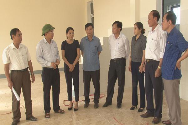 Đồng chí Bùi Quang Hoàn Chủ tịch UBND huyện Kỳ Anh làm việc với xã Kỳ Tiến về xây dựng Nông thôn mới.
