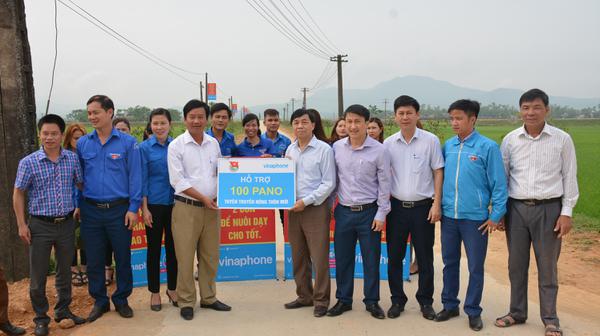 Vinaphone Hà Tĩnh: Trao tặng 100  Pano  tuyên truyền Chương trình Mục tiêu Quốc gia xây dựng nông thôn mới cho xã Kỳ Tiến