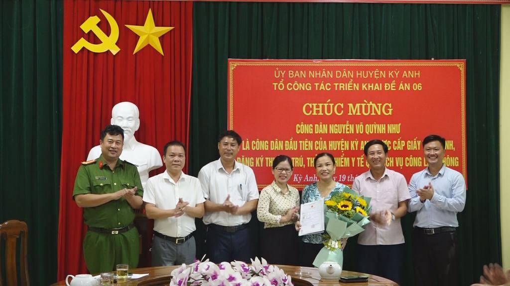 Công dân đầu tiên trên địa bàn huyện Kỳ Anh được cấp giấy khai sinh, đăng ký thường trú, thẻ BHYT qua dịch vụ công liên thông