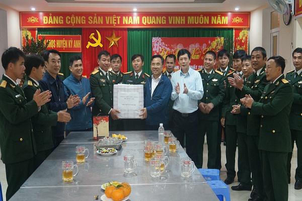 Các đồng chí lãnh đạo huyện Kỳ Anh: Chúc Tết, giao nhiệm vụ các đơn vị trực đêm giao thừa.
