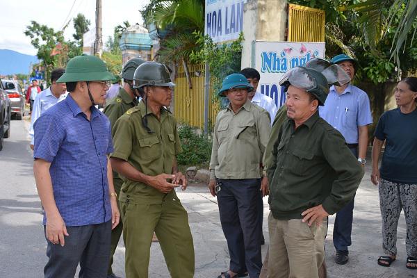 Kiểm tra kết quả ra quân triển khai thực hiện phương án đảm bảo an toàn giao thông trên địa bàn huyện.