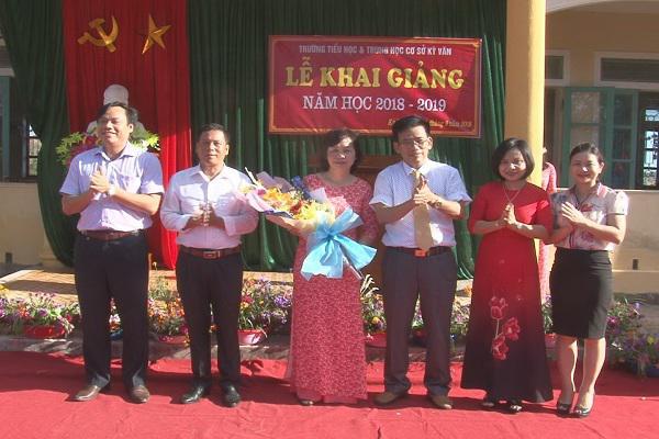 Đồng chí Nguyễn Tiến Hùng, Phó Bí thư Thường trực Huyện ủy dự lễ khai giảng năm học mới ở trường Tiểu học - Trung học Cơ sở Kỳ Văn