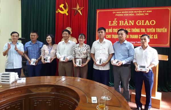 Bàn giao thiết bị ghi âm hỗ trợ Trạm truyền thanh cơ sở các xã