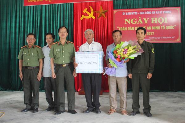 Đồng chí Lê Văn Sao- UVBTV Tỉnh ủy- Giám đốc Công an tỉnh : Dự ngày hội “ Toàn dân bảo vệ an ninh tổ quốc” ở thôn Tân Phong, xã Kỳ Phong.