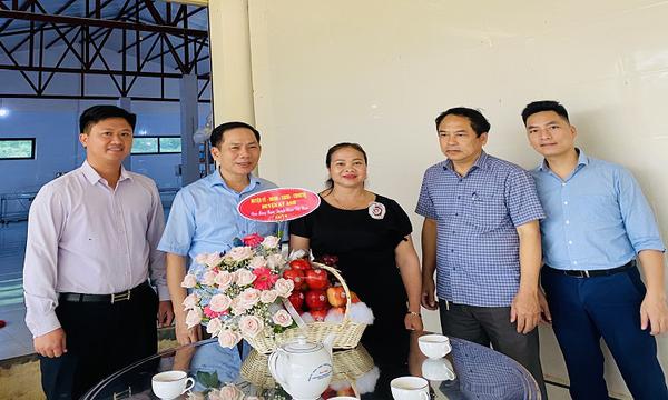 Lãnh đạo huyện tặng hoa chúc mừng các doanh nghiệp