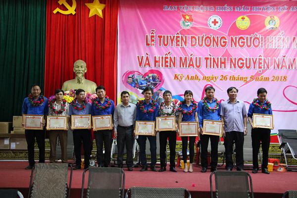 Huyện đoàn Kỳ Anh: Tuyên dương người hiến máu và hiến máu tình nguyện năm 2018.