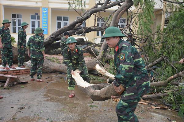 Cán bộ chiến sỹ Bộ Chỉ huy quân sự tỉnh:  Giúp dân khắc phục hậu quả lũ lụt tại huyện Kỳ Anh
