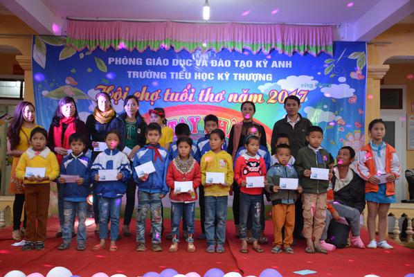 [Photo]  Trường Tiểu học Kỳ Thượng với Hội chợ tuổi thơ- Vòng tay nhân ái.