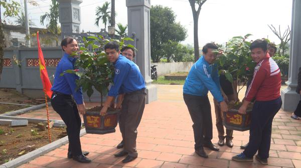 Tuổi trẻ Kỳ Anh cung tiến "Đường hoa dâng Đảng" tại đền Phương Giai.