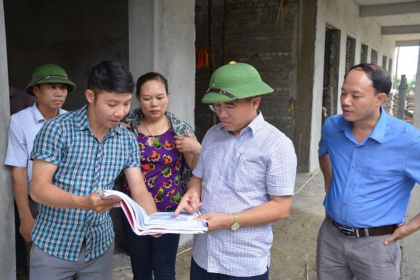 Đồng chí Bùi Quang Hoàn, Chủ tịch UBND huyện Kỳ Anh: Kiểm tra tiến độ xây dựng dự án kiên cố hóa   trường học tại các xã khó khăn.