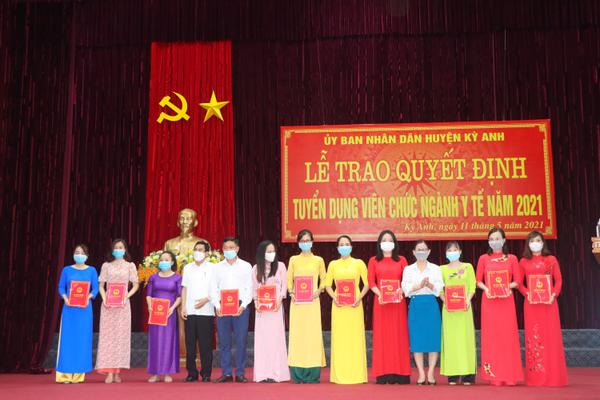 Huyện Kỳ Anh công bố, trao quyết định tuyển dụng viên chức năm 2021