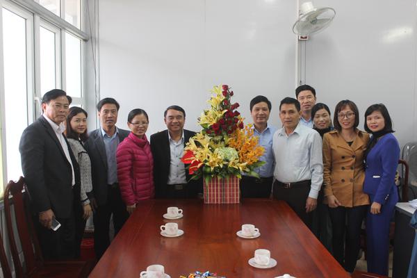 Các đồng chí lãnh đạo huyện Kỳ Anh: Chúc mừng phòng Giáo dục và Trung tâm Bồi dưỡng Chính trị huyện nhân ngày 20/11.