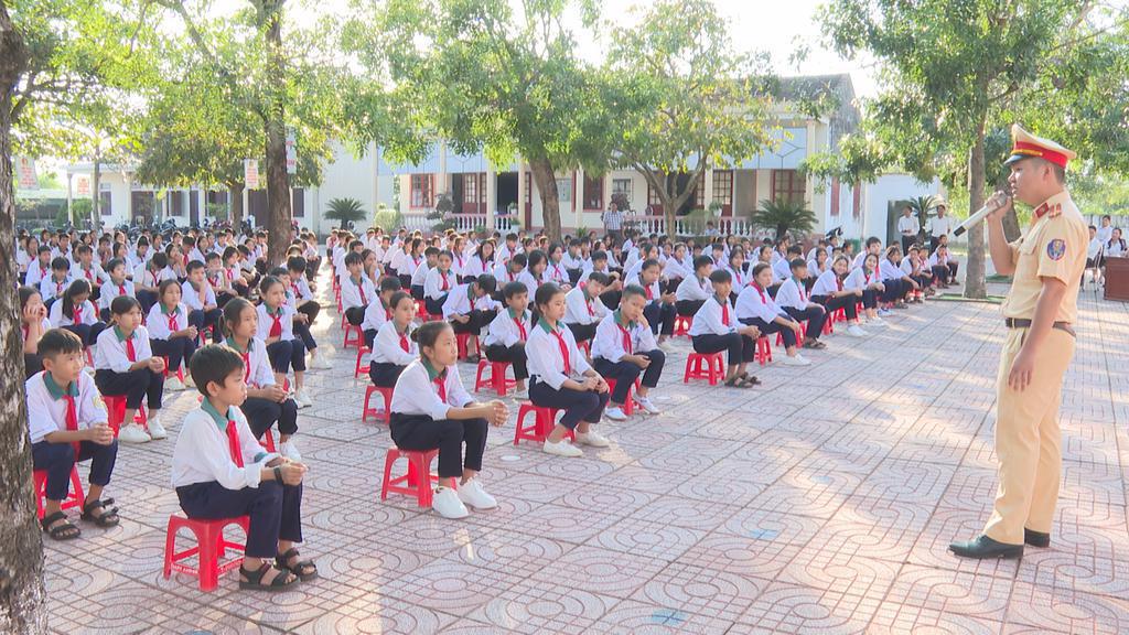 Công an huyện Kỳ Anh tổ chức tuyên truyền các quy định và pháp luật về ATGT, ANTT phòng chống ma túy và tệ nạn xã hội năm học 2022 - 2023