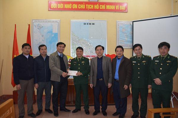 Đồng chí Nguyễn Tiến Hùng, Phó Bí thư Thường trực Huyện ủy Kỳ Anh: Thăm và chúc tết Đồn Biên phòng Kỳ Khang.