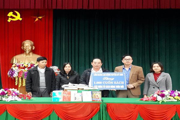 Liên Đoàn Lao Động huyện Kỳ Anh: Trao 1000 cuốn sách cho xã Kỳ Lâm.