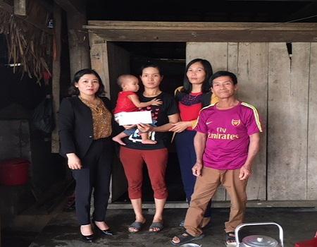 Phụ nữ huyện Kỳ Anh thăm hỏi, tặng quà hội viên khó khăn nhân dịp Lễ giáng sinh năm 2018