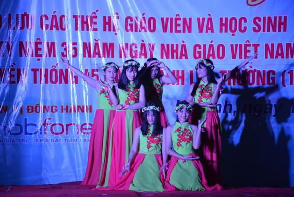 Trường Trung học phổ thông Nguyễn Huệ: Liên hoan văn nghệ chào mừng ngày nhà giáo Việt Nam 20/11 và gặp mặt truyền thống 45 năm ngày thành lập trường.