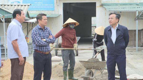 Đồng chí Bùi Quang Hoàn, Chủ tịch UBND huyện Kỳ Anh: Kiểm tra tiến độ xây dựng Nông thôn mới tại xã Kỳ Phú.