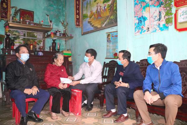 Lãnh đạo huyện Kỳ Anh thăm, tặng quà các gia đình chính sách nhân dịp Tết Nguyên đán