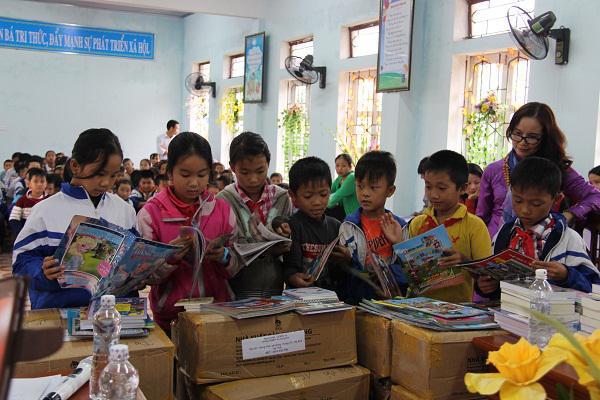 Hội Xuất bản Việt Nam: Trao tặng sách cho các em học sinh tiểu học  ở huyện Kỳ Anh.