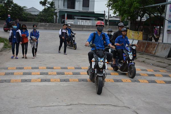 Huyện Kỳ Anh: Lắp đặt 145 m gờ giảm tốc tại các điểm đen về tai nạn giao thông.