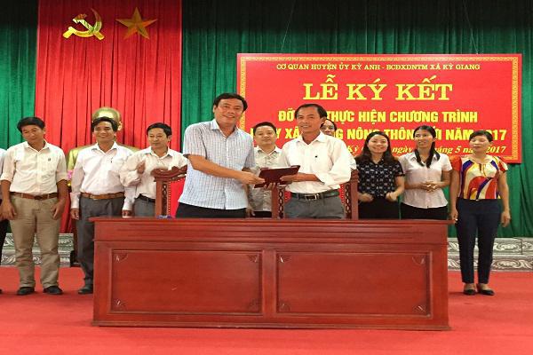 Cơ quan Huyện ủy Kỳ Anh: Ký kết đỡ đầu thực hiện chương trình mục tiêu quốc gia xây dựng nông thôn mới với xã Kỳ Giang.