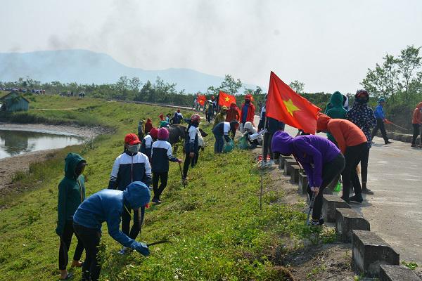 Tuổi trẻ huyện Kỳ Anh: Ra quân thu gom rác thải, làm vệ sinh môi trường.