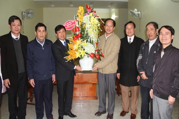 Các đồng chí lãnh đạo huyện Kỳ Anh: Chúc mừng linh mục và giáo xứ nhân dịp lễ Giáng sinh.