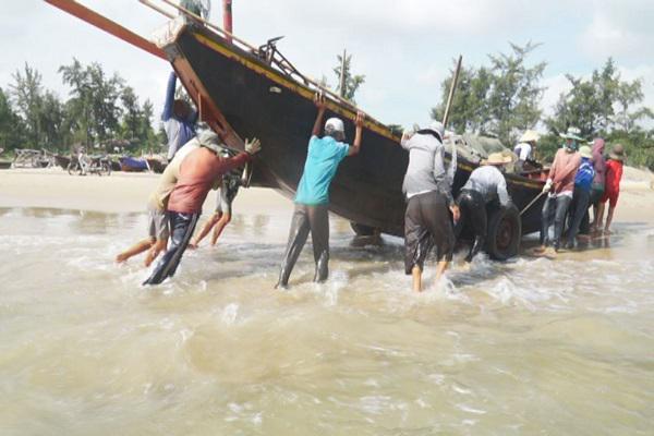 Các địa phương ở huyện Kỳ Anh triển khai ứng phó với cơn bão số 10.