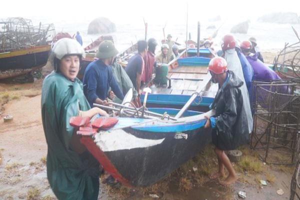 Các đồng chí lãnh đạo huyện Kỳ Anh kiểm tra công tác ứng phó với cơn bão số 2 tại các địa phương trong toàn huyện.